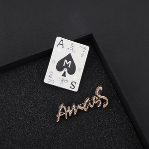 小众设计职业阿玛施特哥弟扑克牌字母胸针专柜正品高档百搭别针