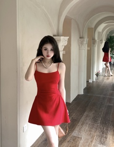 红色吊带连衣裙女夏季小个子a字裙性感收腰抹胸裙子高级感小礼服