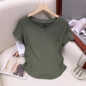 深绿色弧形下摆短袖t恤女装夏季2024新款褶皱修身小个子短款上衣