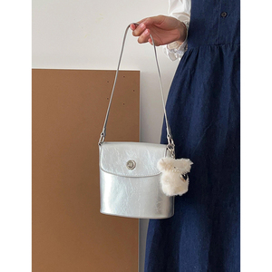 今年流行水桶包包女2024夏季新款质感小众设计银色翻盖斜挎包超火