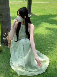 新中式绿色碎花挂脖连衣裙仙女夏小众设计气质高级感海边度假长裙