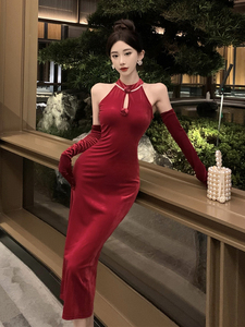新中式改良旗袍红色挂脖丝绒连衣裙女高级质感包臀圣诞礼服长裙子