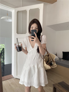 白色蕾丝v领短袖连衣裙女2024年新款高腰显瘦短裙夏季甜美a字裙