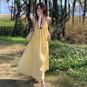 多巴胺鹅黄色吊带连衣裙女夏亮色系泰国大理三亚海边度假沙滩长裙