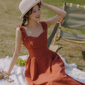 法式复古设计感小众吊带裙子长款收腰显瘦气质砖红色连衣裙女夏季