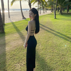 三亚海边度假沙滩裙旅行穿搭露背连衣裙性感气质修身黑色长裙女夏
