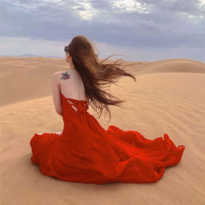 三亚海边度假度假裙ins超火沙漠拍照红色吊带连衣裙沙滩裙女超仙
