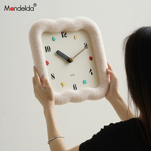 Mandelda免打孔奶油风小饼干客厅挂钟现代简约家用创意时钟表挂墙