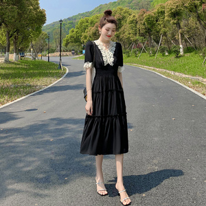 赫本风连衣裙女夏季2024新款法式拼接收腰显瘦蕾丝边V领黑色裙子