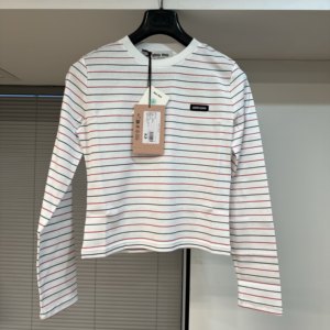 【77Online】Miumiu/缪缪 条纹字母小logo白色长袖T售罄待补