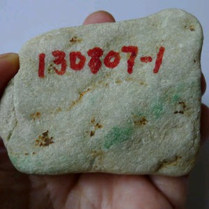 翡翠原石玉石大马坎白沙皮 绿色带130807-1皮上有绿表现