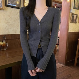 深灰色v领针织开衫女春秋设计感小众修身显瘦打底衫法式气质上衣
