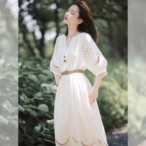 女装2024新款夏季裙子民族风波西米亚长裙法式镂空V领白色连衣裙
