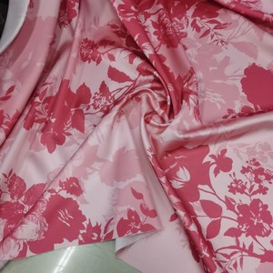 深粉色锦棉印花布料 时装面料 旗袍 连衣裙。风衣 小西装春夏季