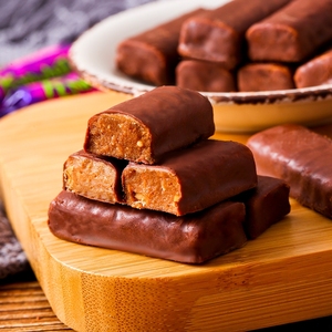 俄罗斯紫皮糖巧克力夹心花生杏仁酥糖喜糖糖果年货非kdv散装健康
