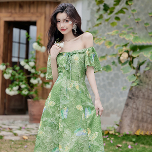 露肩连身裙一字肩今年流行的漂亮绿裙子女夏季印花复古法式连衣裙
