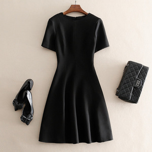 AMT 2024年夏季新款法式赫本风气质修身小黑裙初恋纯色短袖连衣裙