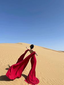 名媛轻奢性感辣妹红色晚礼服裙设计感镂空抹胸连衣裙度假沙漠长裙