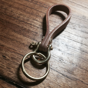 纯手工制作钥匙挂头层牛皮植鞣复古养牛咔叽财布纯铜马蹄扣钥匙链