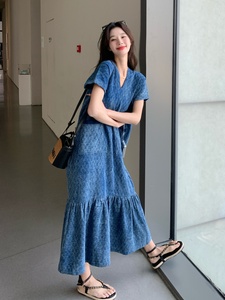 蓝色复古牛仔连衣裙女2024夏季新款高级感小众时尚宽松鱼尾裙长裙