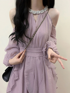 紫色挂脖连衣裙2024新款夏季气质显瘦露肩御姐风荷叶边法式中长裙