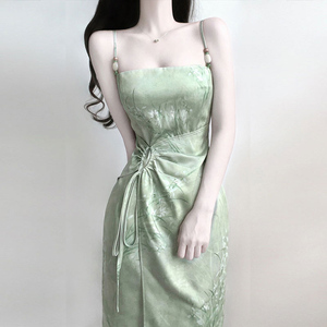 新中式国风禅意绿色缎面吊带连衣裙女夏季气质收腰改良旗袍长裙子