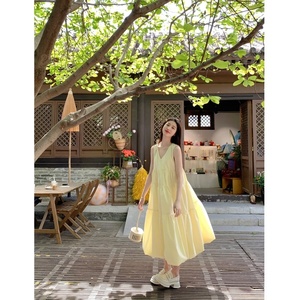 茶歇法式V领黄色吊带连衣裙子女夏季新款高级感小众宽松显瘦长裙