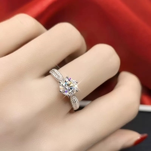 六爪鸽子蛋钻女纯银1克拉18k金莫桑钻石戒指订婚结婚莫桑钻戒指女