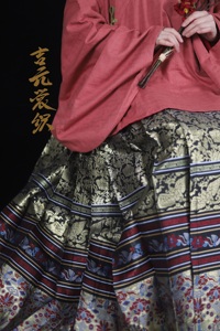 明制璎珞底凤纹织金襕马面裙，满地金——面料链接