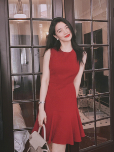 夏季收腰氛围感连衣裙女秋装新款2024气质名媛高级感红色无袖裙子