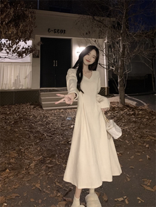 秋天的连衣裙新款长袖2023新款米白色收腰仙女裙v领中长款裙子