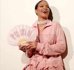 2023盛夏季特价fenty pu*ma蕾哈娜装饰扇子蕾丝粉色日折扇竹扇