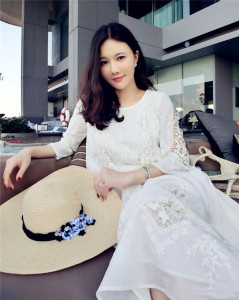 刘钰懿美人同款夏季新款白色镂空刺绣波西米亚沙滩裙渡假长裙F038