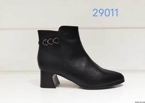 真典2023年秋冬新款时装靴女休闲百搭尖头粗跟高跟加绒英伦风短靴