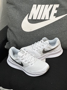 Nike耐克 Run Swift3 女子减震防滑耐磨白色跑步鞋网面透气DR2698