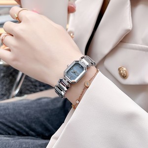 新款小众钢带手表学生高级感时尚气质银色贝母面女士石英手表女