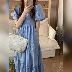 夏季女装超好看梨型身材蓝色镂空连衣裙茶歇法式气质显瘦v领裙子