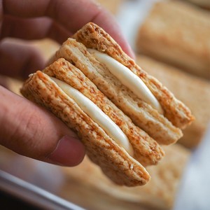 厦门特产台湾燕麦方块酥手工牛轧饼牛扎糖庄家咸蛋饼干夹心酥掉渣