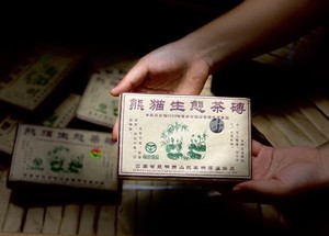 2003年春明茶厂熊猫生态茶砖樟香老熟茶250克