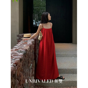 新中式红色棋盘格度假吊带裙女复古设计感小众宽松抹胸旅游连衣裙