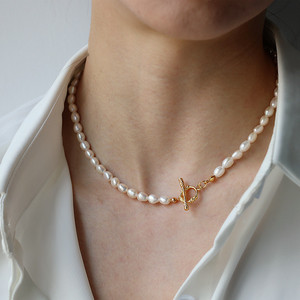 黄铜18K镀金天然椭圆珍珠项链法式复古优雅小众锁骨链OT扣颈链女