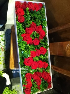 个性创意款湖南岳阳市内花店33朵拼字玫瑰长礼盒表达爱意求婚鲜花