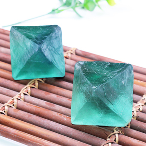 如鸿天然萤石原石摆件绿色水晶矿物宝石八面立体毛料装饰造景石头