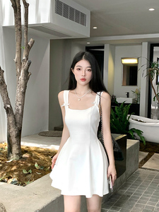 白色吊带连衣裙仙女夏天甜辣妹气质裙子收腰高级感小个子蓬蓬短裙