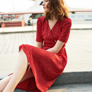 法式连衣裙女夏度假慵懒风性感一片式裹身裙复古红色小众茶歇裙