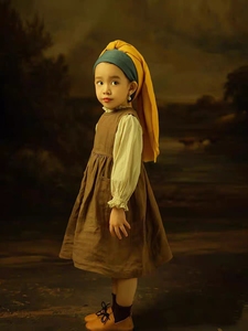 cos戴珍珠耳环的少女油画风格背景套装头巾帽子服装儿童摄影道具