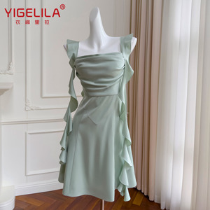 衣阁里拉薄荷绿方领连衣裙设计感飘带短款小个子夏季显瘦缎面裙子