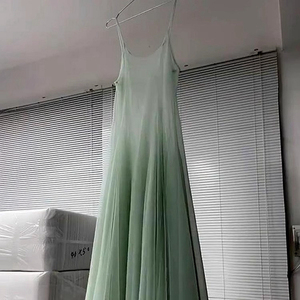 点点夏季新款茶歇法式温柔风气质绝美设计感小众绿色吊带连衣裙女