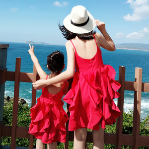 沙滩亲子装夏季红色连衣裙海边泰国三亚旅游沙漠度假风拍照母女装