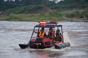 水陆两栖救援艇两用车全地形越野车水上摩托艇应急救援装备